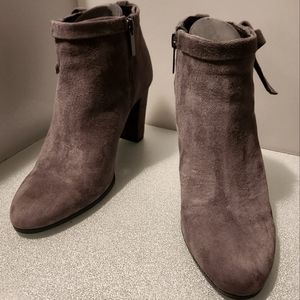 Bandolino grey‎ suede leather 2in high heel booties with bow detail sz 8